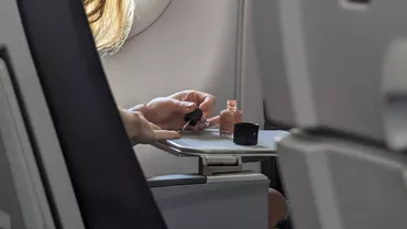 Turiști revoltați la bordul unui avion! O pasageră a fost surprinsă în timp își făcea unghiile: „Vezi-ți de treaba ta!”