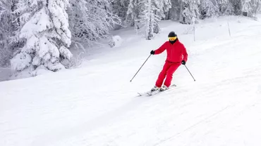 Staţiunea din România unde stratul de zăpadă are 30 cm. Turiştii au la dispoziţie trei pârtii de schi