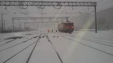 Accident feroviar în Bușteni: O mașină a fost lovită de un tren și proiectată într-un altul