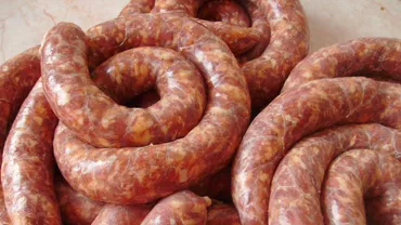 Ingredientul ce nu trebuie pus niciodată în cârnații de casă. Este folosit de multe gospodine, dar nu știu că strică toată rețeta