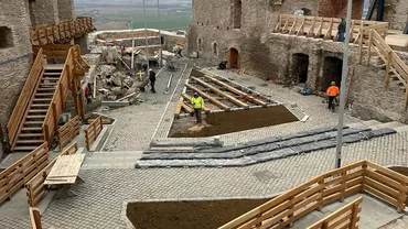 Val de ironii pe seama cetății medievale a Devei, după restaurare: „Le-au rămas prea multe dale de beton de la trotuare și le-a pus pe cetate”