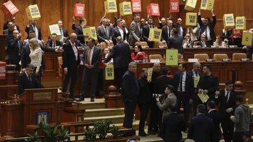 Scandal în Parlament, în timpul discursului premierului Marcel Ciolacu / George Simion și Diana Șoșoacă au țipat fără întrerupere / USR-iștii au afișat la tribună cutii de cadouri cu mesajul Taxe noi (FOTO, VIDEO)