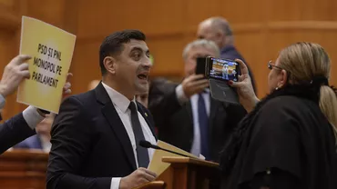 Circ în Parlamentul României. George Simion i-a dat peste mână Dianei Șoșoacă în timp ce îl filma, de i-a zburat telefonul. Imagini cu scandalul dintre cei doi foști colegi de partid (VIDEO)