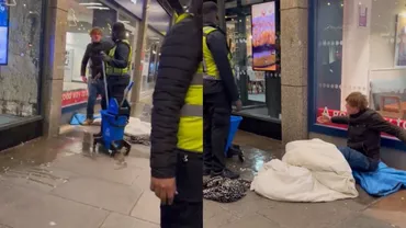 Angajat al McDonald's, concediat după ce a aruncat cu apă murdară peste sacul de dormit al unui om al străzii / Reacția conducerii restaurantului (VIDEO)