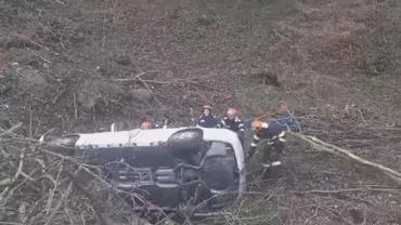 Accident rutier pe Valea Oltului: Un autoturism cu 4 pasageri a căzut într-o prăpastie (VIDEO)