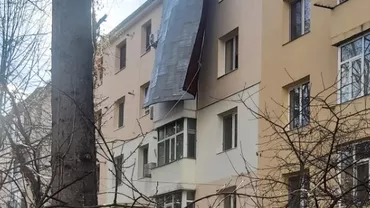 Vântul puternic smulge acoperișuri. Mai mulți copaci au fost doborâți