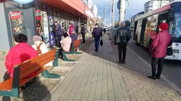 La Bacău, băncile din stațiile de autobuz au fost montate cu spatele spre stradă...