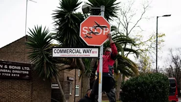 Imediat ce a fost revendicată, o lucrare a lui Banksy a dispărut la Londra. Un bărbat a demonstat-o și a fugit cu ea în brațe