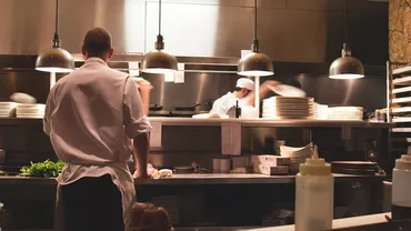 Franța: Chef cu o stea Michelin, concediat de la un restaurant de lux după ce un ajutor de bucătar a fost supus unui ritual umilitor de inițiere