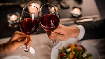 Conceptul de private chef câștigă popularitate în România. Care este prețul pentru o cină gătită acasă de un bucătar personal