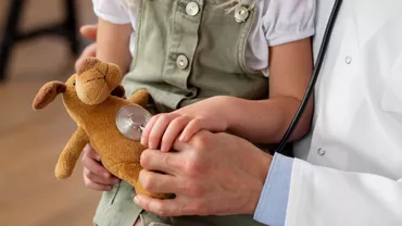 Anchetă la Spitalul Râmnicu Vâlcea, după ce au apărut imagini cu un copil cu mâna tumefiată, din cauza unei branule neschimbată de câteva zile