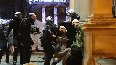 Bilanțul violențelor din Belgrad: 8 polițiști răniți și zeci de persoane reținute după protestul opoziției sârbe (VIDEO)