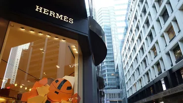 Principalul moștenitor Hermes vrea să-și adopte grădinarul de 51 de ani ca să-i lase moștenire jumătate din avere