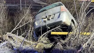 Conductă de gaz ruptă de un autoturism care a ieşit de pe carosabil