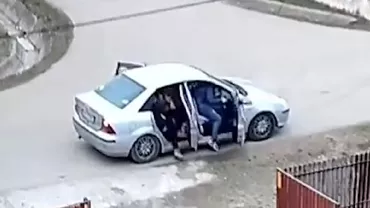 11 persoane și un câine în aceeași mașină mică la Măgura, în Bacău. Momentul a devenit viral în online (VIDEO)