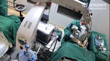 Furie în China după ce un medic a lovit cu pumnul în cap o pacientă pe care o opera la ochi