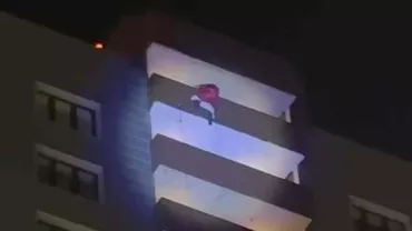 Un tânăr alpinist costumat în Moș Crăciun, care pregătea o surpriză pentru copiii adunați în fața blocului, a căzut de la etajul 24 (VIDEO)