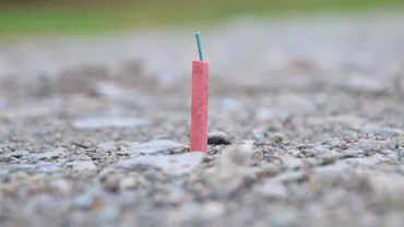 Un adolescent în vârstă de 15 ani, grav rănit după ce o petardă i-a explodat în mână, în Alba / Care este starea de sănătate a acestuia