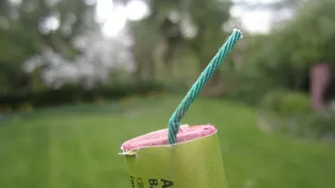 Gest de inconștiență în Neamț! O tânără a fost rănită de o petardă pe care un bărbat i-a aruncat-o în mașină