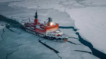 Cât costă o croazieră la bordul unui spărgător de gheață / Unii turiști plătesc sume exorbitante pentru a face baie la -20 de grade Celsius în Marea Baltică
