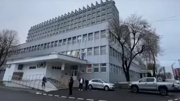 O mamă a fost externată cu bebelușul în brațe, în halat și papuci, de la Spitalul de Urgență Baia Mare pentru că se încheiase programul la garderobă