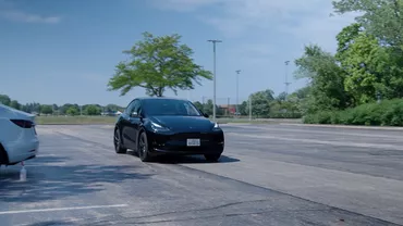 Tesla de 40.000 de euro, confiscată în Huși după un control al poliției