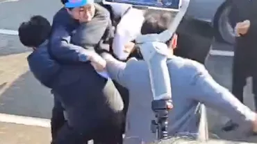 Incident șocant în Coreea de Sud! Liderul opoziției, înjunghiat în gât în timp ce oferea declarații în fața presei (VIDEO)