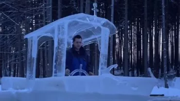 Un bărbat din Belarus a sculptat o barcă de gheață care e și funcțională (VIDEO)