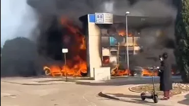 Furia fermierilor francezi: Protestatarii au dat foc unei clădiri în sudul Franței, care aparține unei societăţi de asigurare a agricultorilor (VIDEO)