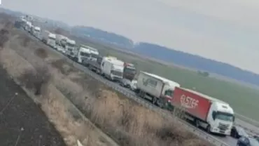 UPDATE: Traficul a fost deblocat. Poliția a deschis dosar penal și a ridicat permisele șoferilor care au blocat Autostrada Bucureşti-Ploieşti. / Manifestanții au coborât din autovehicule şi au protestat pedestru. S-a format o coloană de 6 km (VIDEO)