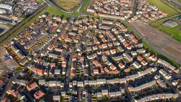 Un dezvoltator imobiliar va demola 88 de case aflate într-un complex. Unde s-au găsit probleme majore?