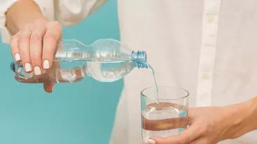 Care e metoda foarte simplă prin care poți să scapi de microplasticele din apa potabilă