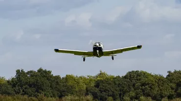 Cinci persoane au murit după ce un avion s-a prăbușit și a explodat, în Tennessee, SUA