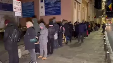 Scandal în fața Primăriei Cluj-Napoca: Un bărbat cu un copil în brațe a intrat în față, la coada formată de marți seară pentru distribuirea locurilor de parcare