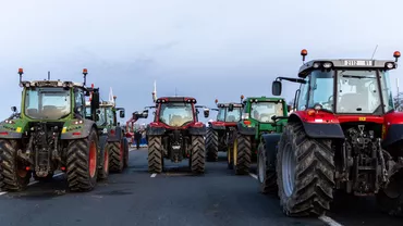 Fermierii polonezi care blochează frontiera cu Ucraina nu mai permit acum nici trecerea transportului de pasageri, o premieră