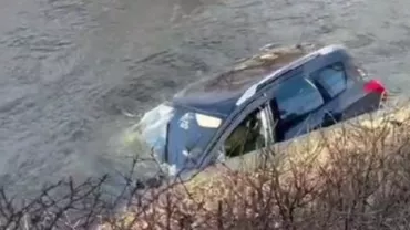 Un clujean a ajuns cu mașina în râul Someș. Autoturismul a fost aproape complet scufundat