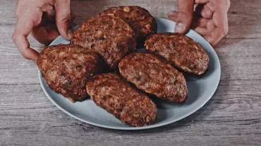 Cum se fac cele mai bune pârjoale moldovenești. Ingredientul secret care le face pufoase la interior și crocante la exterior