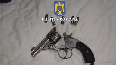 Percheziții la casa unei femei de 75 de ani din Timiș. Polițiștii au găsit în casa ei arme și muniție