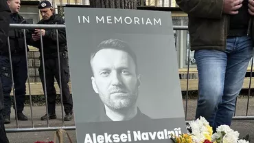 Românii îi aduc un omagiu lui Alexei Navalnîi în fața Ambasadei Rusiei la București