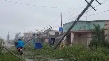 Valurile uriașe și vântul puternic au aruncat meduze și alge marine pe străzile din Havana, în Cuba