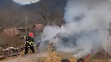Un incendiu puternic a izbucnit într-o localitate din Munții Apuseni. Flăcările au cuprins zeci de baloți de paie