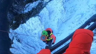 Misiune spectaculoasă a salvamontiștilor! Un bărbat care a rămas blocat în masivul Piatra Craiului a fost salvat cu elicopterul (VIDEO)