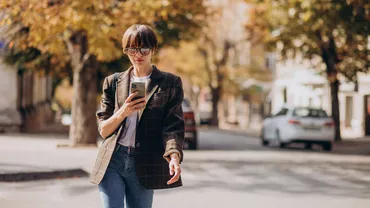 De ce nu este bine să folosim telefonul pe stradă, în timp ce mergem. Îți afectează grav mintea și corpul (VIDEO)