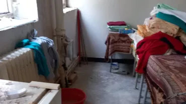 Cantina unui colegiu din Timişoara, închisă temporar de Protecţia Consumatorului / S-au găsit aici şoareci morţi, gândaci de bucătărie, praf şi mucegai (VIDEO)