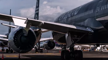 Motivul pentru care două femei au fost date afară din avion. Ce le-au spus însoțitorii de zbor