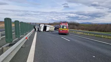 Accident pe A1: O autoutilitară s-a răsturnat și o mașină a luat foc
