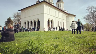 Imagine emoționantă surprinsă la Mănăstirea Cernica din Ilfov, unde au fost aduse Moaștele Sfântului Dimitrie Cel Nou (FOTO)