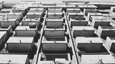 Amenzile pentru românii care fac gălăgie în bloc ar urma să crească substanțial