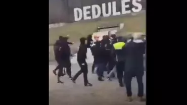 Război, înainte de meciul Dinamo – UTA. Suporterii s-au bătut la Dedulești, jandarmii au intervenit cu gaze lacrimogene. Scenele violente au continuat și pe arena „Arcul de Triumf” (VIDEO)