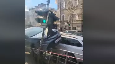 Accident cu trei mașini în fața sediului central al Poliției Române. O femeie a fost rănită